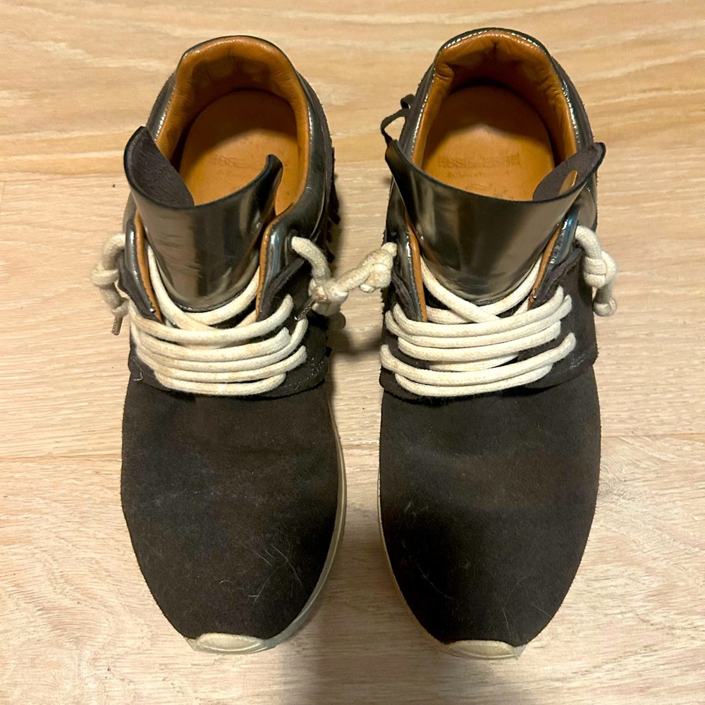 Esseutesse Brown suede sneakers